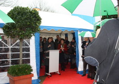 Nassima Baghli spreekt het publiek toe. Lees de vertaling van de toespraak op Biojournaal.