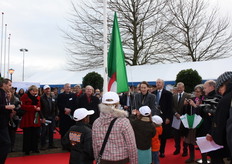 Nassima Baghli krijgt hulp van de kinderen bij het hijsen van de Algerijnse vlag.