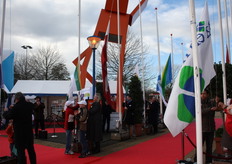 De burgemeesters staan klaar om hun vlag te hijsen.