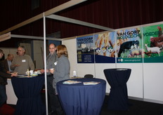 Georges van de Wert, Arno van Gorp en Hanna Pluimes in gesprek in de stand van Van Gorp Biologische Voeders