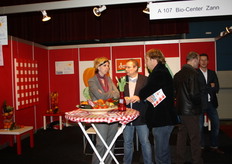 Ingrid Rog van Bio-Center Zann druk in gesprek.