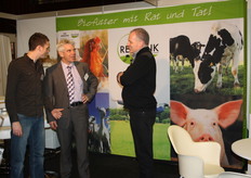 Ronald Paardekooper en John Reinalda in gesprek bij Reudink Biologische Voeders.