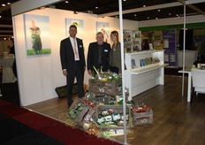 Ad Lievense, Leoniek vd Graaf en Adriaan Jansen van met de groenten van Naturelle.