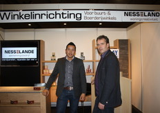 Stefan von Bannisseht en Wim Looijen richten kleine winkels in.