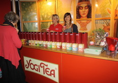 Mirelle Stolte en Kira de Vreeze laten met plezier iedereen van Yogi Tea proeven.