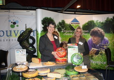 Marja Bastiaansen samen met Wendy Willaert: trots op wéé een nieuwe kaas. Links het vorige maand geïntroduceerde schimmelkaasje met natuurkorst.