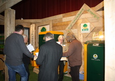 Roel Beuker licht bezoekers in over hernieuwbare energie.