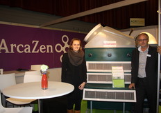 Melanie en Leo Boon poseren naast hun ontvochtigingssysteem voor kassen, de Eco Climate Converter.