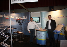 Geen familie, maar toch twee Hoekstra's in één stand: Piet Gosse Hoekstra van Hoekstra Suwald Installatie en Klaas Hoekstra vertegenwoordigt The Sun Factory.
