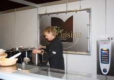 Marlies van Hamontschenkt een kommetje soep van BioCuisine voor ons in.