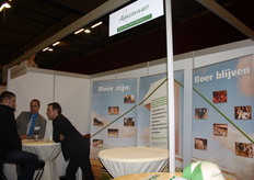 Jeroen Doornhof en Izak van Engelen druk in gesprek over diervoeding van Arkervaart.