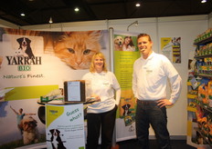 Jeroen Schweitz laat samen met Jolanda Huizing zien hoe lekker de hondenkoekjes van Yarrah zijn.