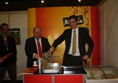 Bij McCain bakten ze de hele dag door biologische frieten. Albert-Jan Smelt en Tim Olsthoorn vullen samen de bakjes.