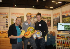 Frank Loef, Thomas Loef en Marc van der Salm tonen BD-kazen van Loverendale.
