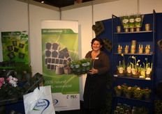 Miriam Kolen toont de vele mogelijkheden die de bio-afbreekbare D-Grade-potten bieden.