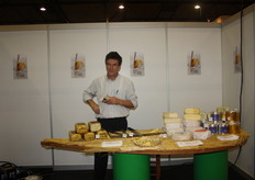 De stand van Het Hinkelspel bemand door Alexander Claeys.