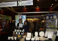 Mara en Christina le Mahieu met diverse duurzame verpakkingsoplossingen.