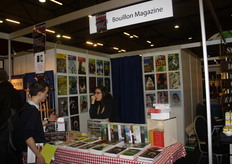 Nu eens andersom, standhoudster luistert aandachtig naar informatie van een bezoeker.