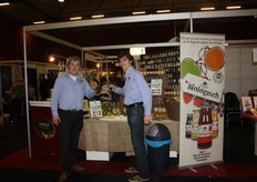 Kees van den Boogaard en Henrik-Jan van Nieuw Amerangen lieten bezoekers proeven van de biologische sappen van Schulp.