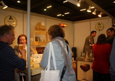 Drukte bij de tap van La Trappe, Henk Elshof voorziet de gasten van bier.