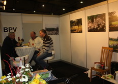 Jan vd Heetkamp, Wijnand van de Mheen en Marco Blankesteijn van de Biologische Pluimveehouders Vereniging in overleg.