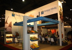 De medewerkers van Vroegop-Windig eten gezellig samen.