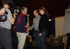 Nemen de prijs met trots in ontvangst.