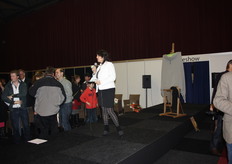 Dirian Boekhout neemt het woord voor de officiële overhandiging van het Handboek Bio.