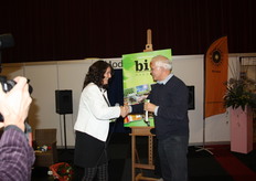 Harm-Evert Waalkens ontvangt het eerste Handboek Bio.
