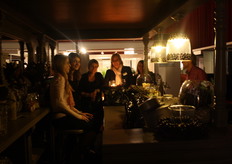 Nog erg gezellig bij de stand.