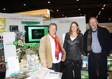 Age Opdam, Iris van de Graaf en Arie van den Brand bij de stand van Van Eigen Erf.