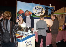 Barend Mul, Myrthe en Tineke voorzagen bezoekers van Sonneclaer-ijs.