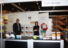 Rob van den Berg van graanpletterij De Halm samen met Simone van Lanen van Rosies.