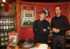 Gerrit Postma en Niels Rinsma lieten bezoekers proeven van de mogelijkheden van Indiase kruiden (Hoogpak BV).