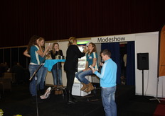 TerraSana zorgde voor de make-up van de deelnemers van de modeshow.