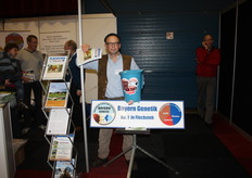 Stef Beunk introduceerde een nieuw hulpmiddel om de kalf sneller te laten drinken.