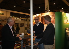 Rob van den Bos, Joris Ursem en Perry Kuilboer van Bejo Zaden druk in overleg.