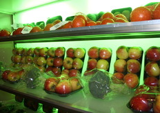 Kast met reeds verpakte agf-producten.