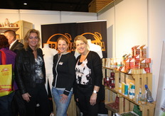 Inge Segeren, Jeanette Zondag en Monique van Bohemen naast de verzorgingsproducten van TerraSana.