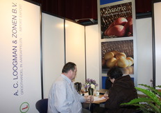 Bezoeker krijgt informatie bij A.C. Loogman en Zn.