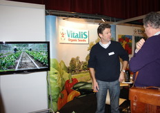 Marcel van Dremen luistert aandachtig in de stand van Vitalis Biologische Zaden.