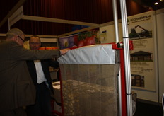 Cor Joppe en Hans Griffioen overleggen over het Voorkiemsysteem van Joppe. Hans is de producent van het 'net'.