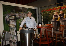 In de stand van Agrodust geeft Jan Struik uitleg over bedrijfsstofzuigers.