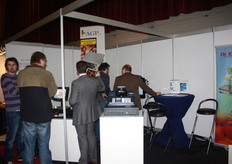 Drukte bij de stand van De Ridder bv (weegschalen en kasregisters).