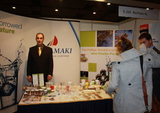 Frans Hettema van Bioware toont allerlei verpakkingsmaterialen.