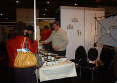 Ton van Ton's Mosterd laat zijn verschillende potjes mosterd zien.