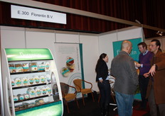 Interesse voor de producten van Florentin. Links Aya Mass in gesprek.