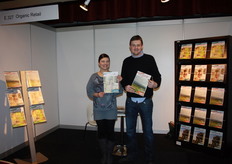 Cristina en Niko tonen het Organic Retail Magazine, het vakblad voor de distributie van biologische, vegetarische, ecologische en dieetproducten in de Benelux en Frankrijk.