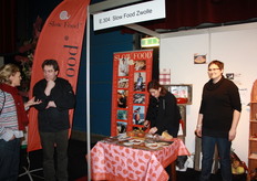 Bij de stand van Slow Food Zwolle zijn Harry Schonewille, Alaine Kruithof en Martine van Altena te vinden.