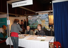 De 12 Ambachten met het boek 'Vierduizend Jaar Kringlooplandbouw'.